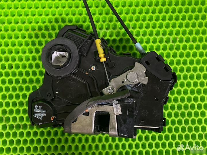 Замок двери передней левой Toyota Camry 50