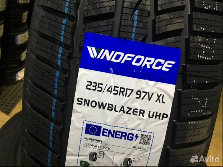 Windforce Snowblazer UHP 235/45 R17 97V