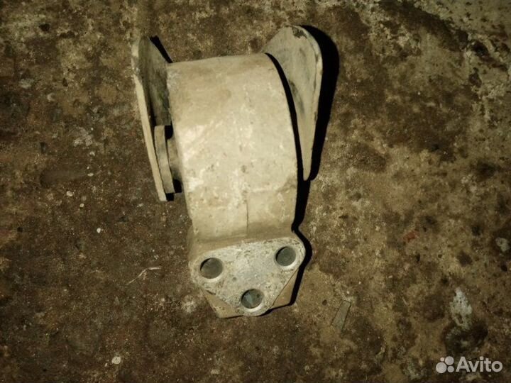 Подушка кпп Mitsubishi Carisma 4G92 2002