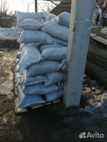 Уголь в мешках. Дрова для растопки