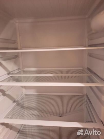 Холодильник Indesit под ремонт или на запчасти