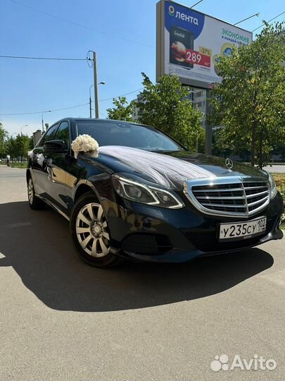 Белое украшение на чёрную свадебную машину