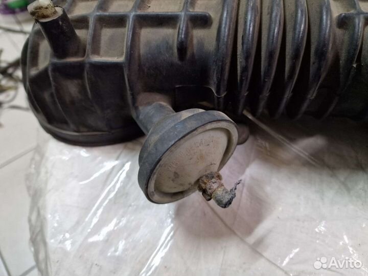 Патрубок воздушного фильтра Ауди 100 С3 2.3