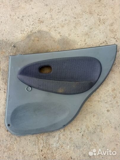 Обшивка двери задняя правая Kia Rio 1