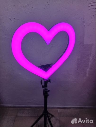 Кольцевая лампа со штатив ом в виде сердца