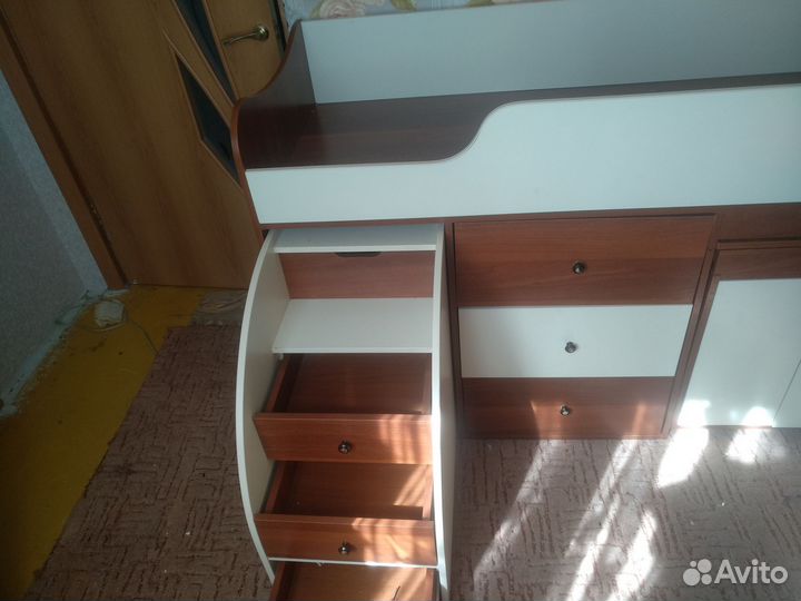 Детская кровать со столом