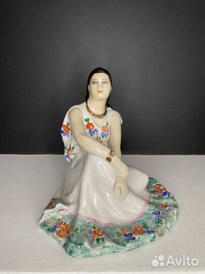 Фарфоровая статуэтка цыганка Дулево