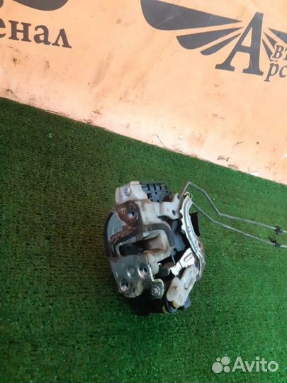 Замок боковой двери задний левый Mitsubishi Lancer