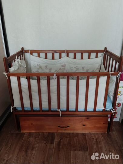 Детская кроватка с маятником и ящиком
