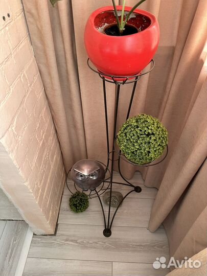 Подставка для цветов металлическая