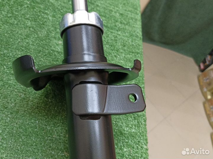 Амортизатор передний лев Volvo S40 II V50 (04-12г)