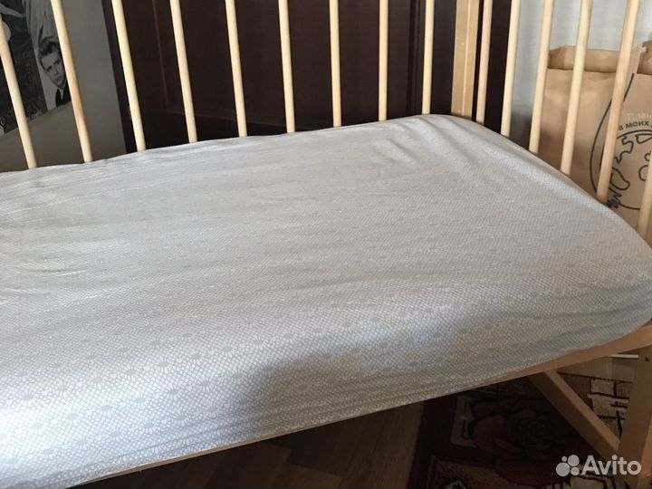 Детская кроватка с маятником