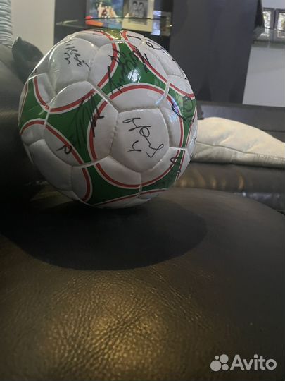 Футбольный мяч с автографами игроков локомотива