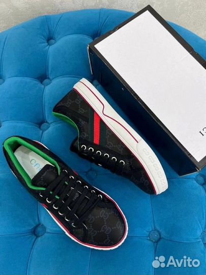 Кроссовки и кеды женские