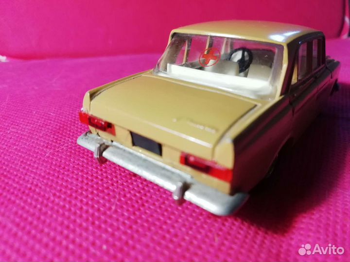 Модель Москвич 408, медпомощь. 1:43. СССР