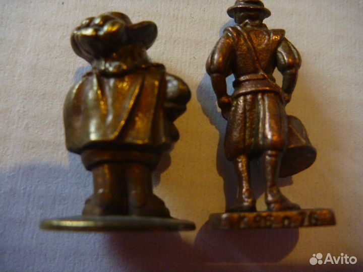 Солдатики из киндера разных серий