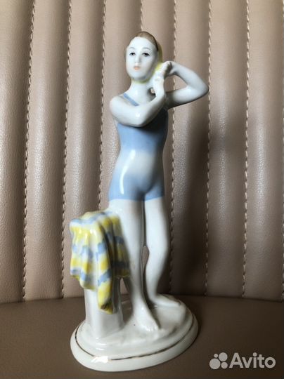 Статуэтка «Юная купальщица» в желтой шапочке