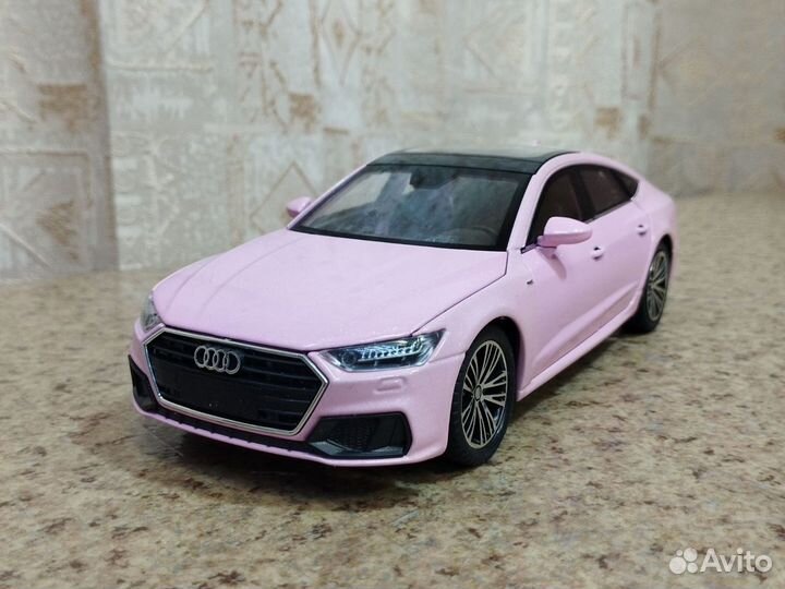 Audi A7 в масштабе 1:24 розовый