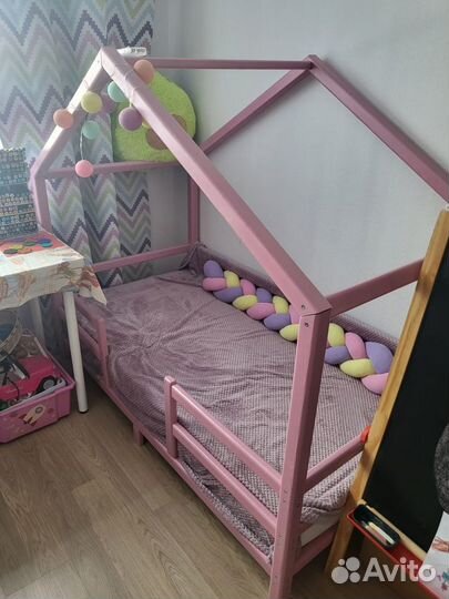 Детская кроватка-домик с матрасом