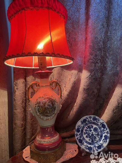 Столик, лампа, кувшин, чайный комплект Антик