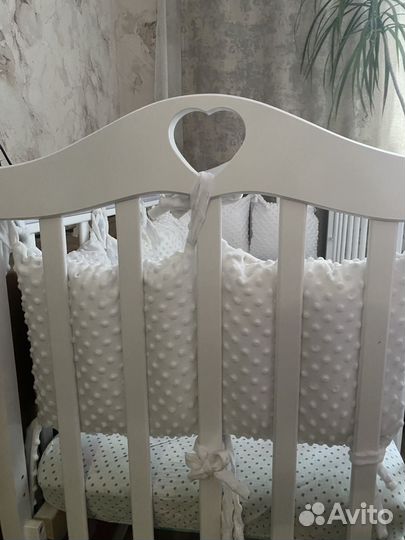 Детская кроватка с маятником