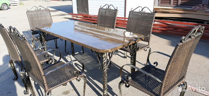 Стол и стулья