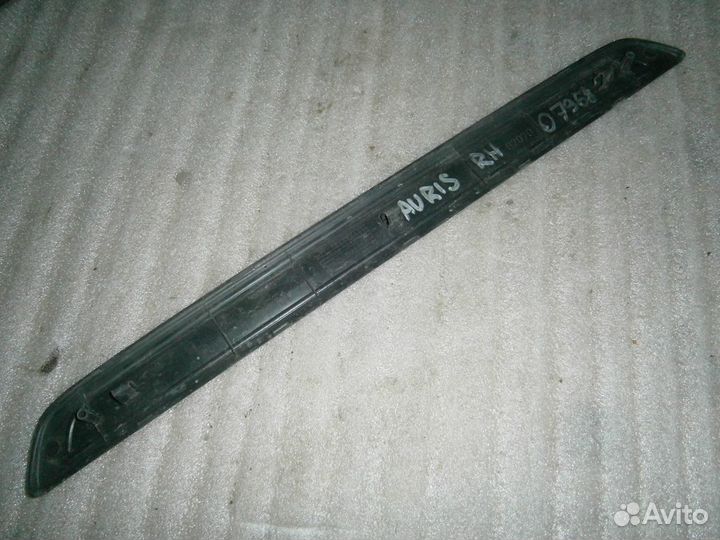 Накладка порога правая Toyota Auris E15 2006-2012