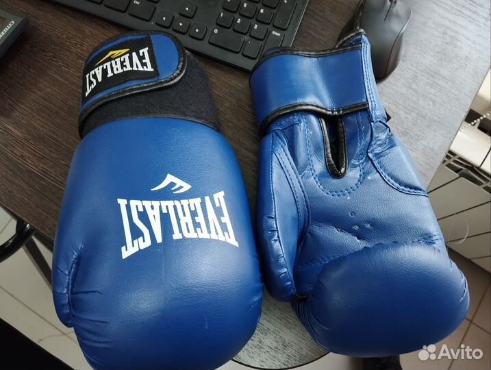Боксерские перчатки 10 oz новые