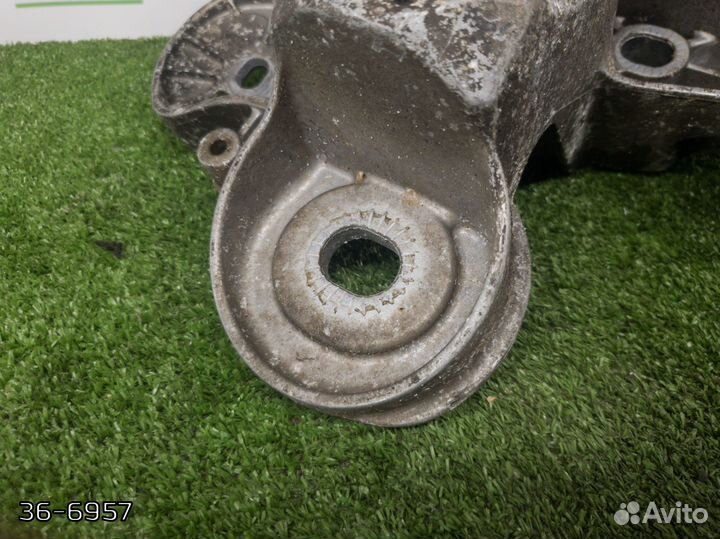 Кронштейн двигателя левый Audi A6 C6