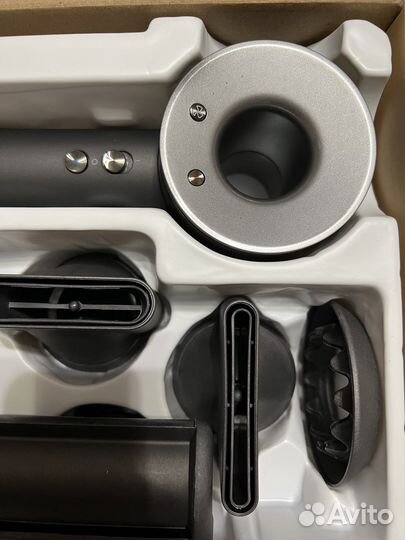 Продаю фен Dyson
