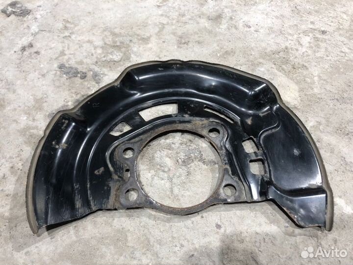 Пыльник тормозного диска передний правый Toyota