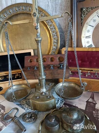 Старинные весы, набор разновесов, гирьки