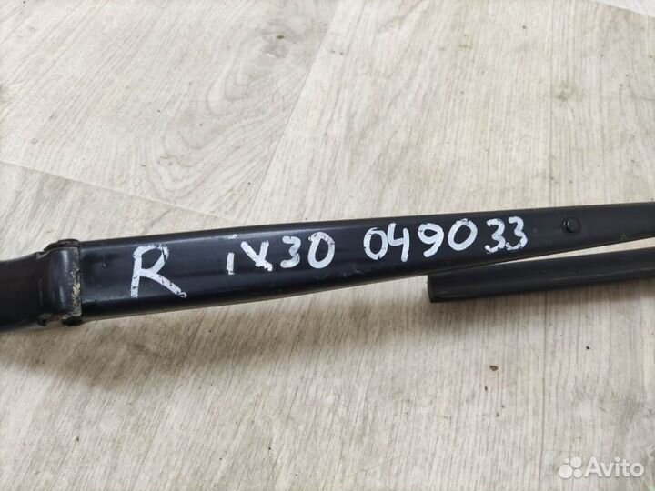 Поводок стеклоочистителя передний правый Hyundai i