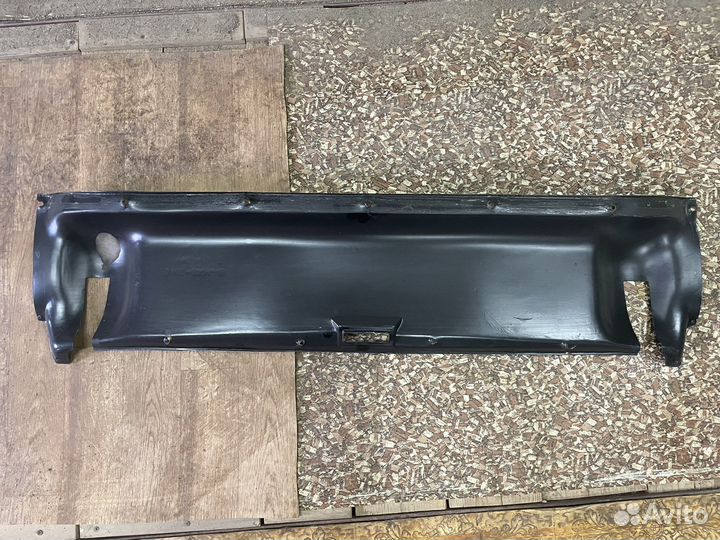 Пластиковая накладка петель багажника ваз 2104
