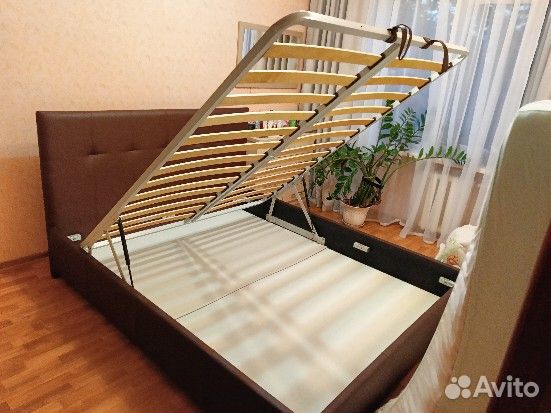 Кровать двуспальная с подьемным механизмом