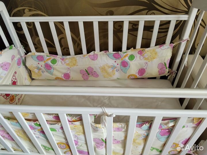 Детская кроватка с маятником