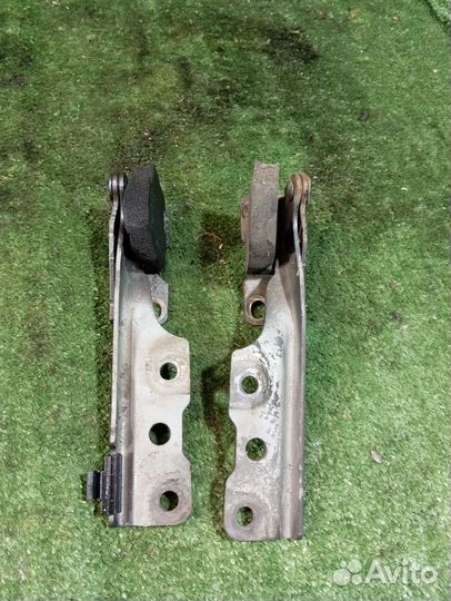 Петля капота Mitsubishi Lancer