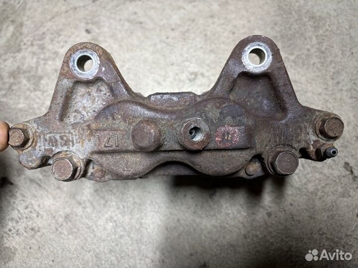 Суппорт передний правый Toyota Land Cruiser Prado