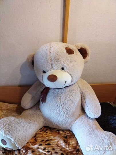 Большой плюшевый медведь
