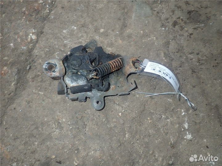 Замок капота Toyota Yaris, 2000