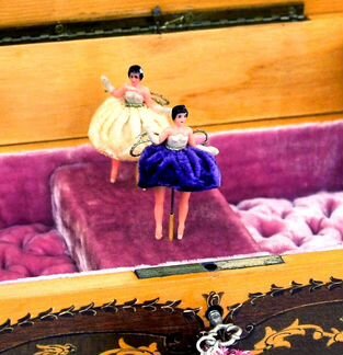 Редкая Музыкальная Шкатулка с Двумя Балеринами