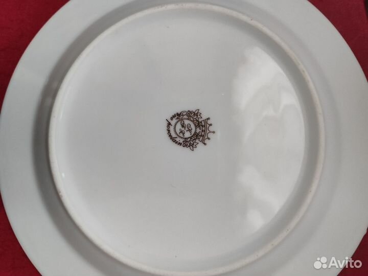 Чашка с блюдцем, тарелкой и чайной ложкой