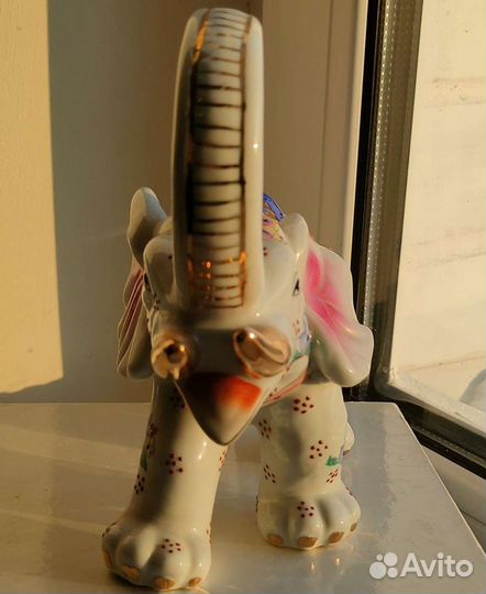 Слон фарфоровый
