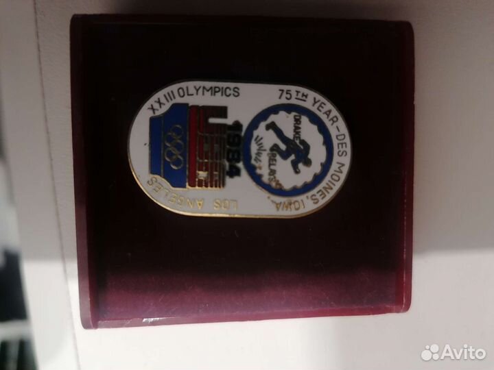 Значки и удостоверения