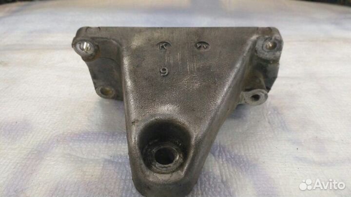 Кронштейн двигателя левый Toyota Mark2 1992-1996