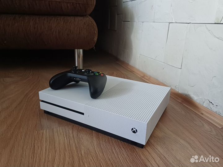 Xbox One s с геймпадом, и с множеством игр