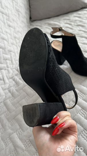 Черные босоножки на каблуке