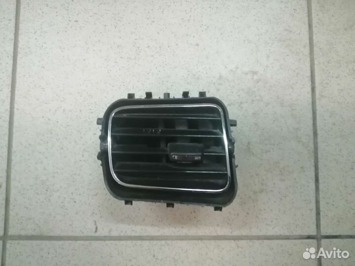 Дифлектор центральный Рено Логан 2