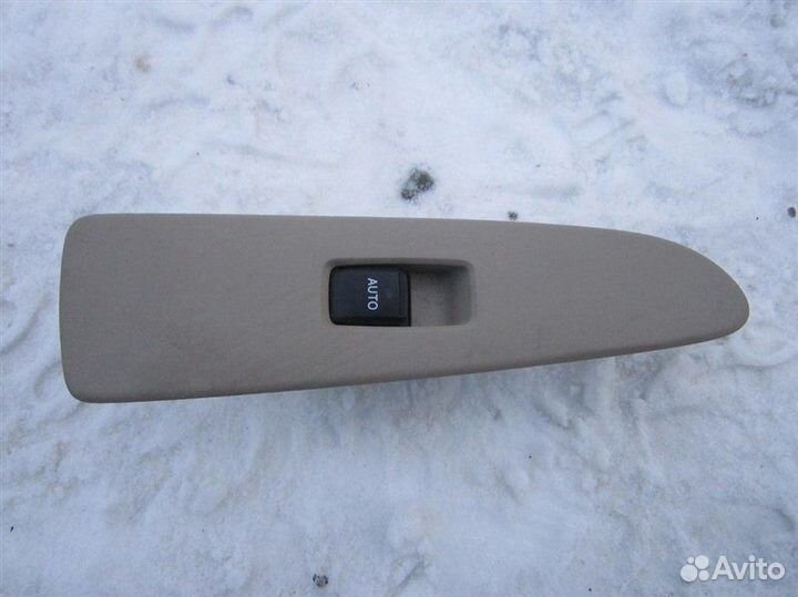 Кнопка стеклоподъемника задняя правая Toyota