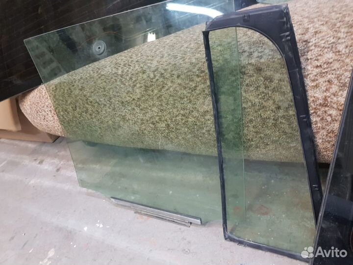Стекло задней двери правое Toyota LC200